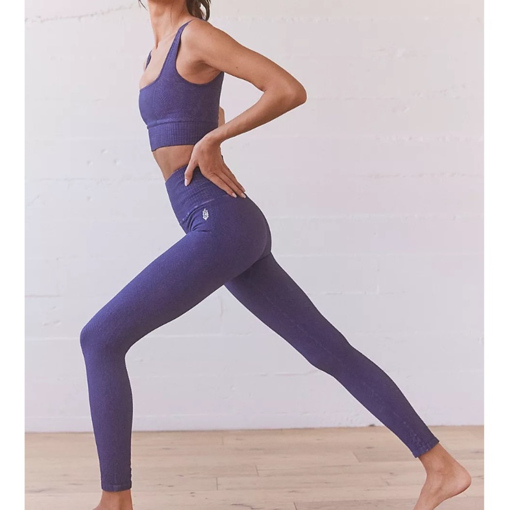 Workout set Square-Neck Bra workout top and leggings